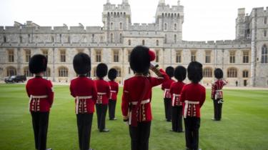 The Queen and the Duke of Edinburgh greet Barack and Michelle Obama