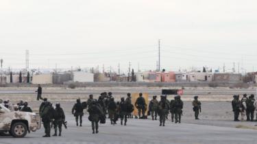 Los soldados mexicanos de guardia en el aeropuerto de Ciudad Juárez, donde el avión de El Chapo Guzmán se quitó