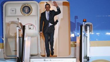 Barack Obama arriving in the UK