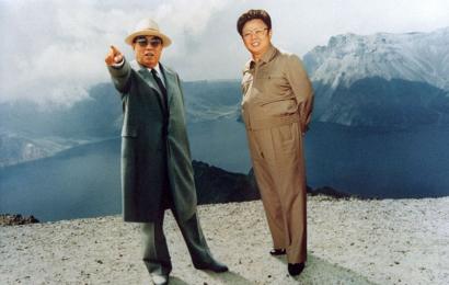 Foto de archivo: Kim Il-sung y Kim Jong-il