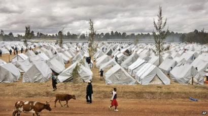 A sea of tents made out of plastic sheeting fills a camp for the displaced in the showground in Eldoret, Kenya (19 January 2008)