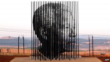 A sculpture of Nelson Mandela