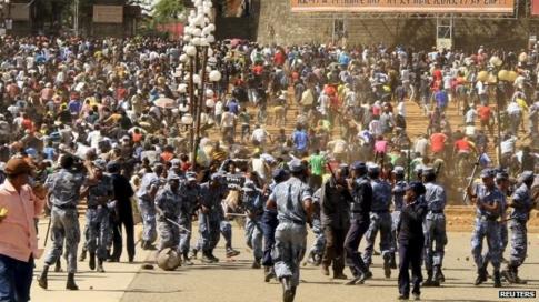People scamper from police in Addis Ababa, Ethiopia, after a mass rally condemning the IS killings - 22 April 2015