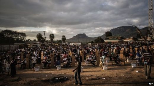 Hundreds of residents from the Ndirande township queue to vote in Blantyre, Malawi, 21 May 2014