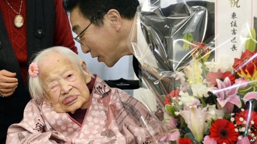 Misao Okawa being kissed by a family member