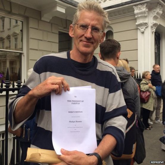 Clive Stafford Smith of Reprieve handing in a petition calling for the execution to be halted at the Pakistan High Commission in London (08 June 2015)