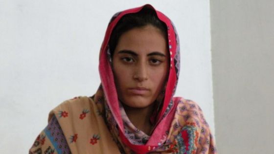 Kohistan &#39;honour&#39; killing: Pakistani woman Rukhsana Bibi relives horror - BBC News - _72104303_rukhsana