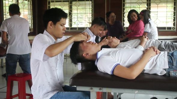 Nghệ sĩ Kim Cương tới thăm Trung tâm dạy nghệ cho người khuyết tật