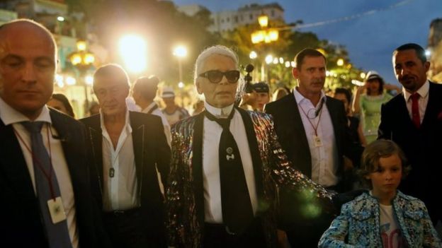 Karl Lagerfeld (centre) after the show in Havana