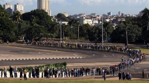 Fila de personas para despedir a Fidel Castro.