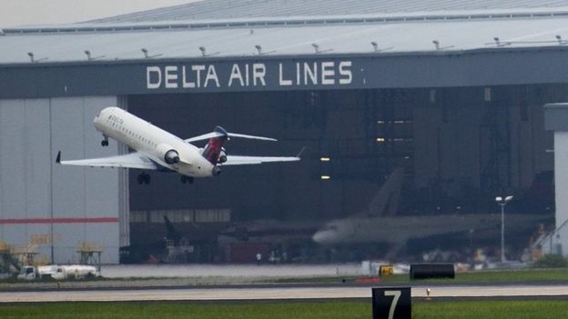 A Delta Airlines plane takes off at Atlanta's Hartsfield International Airport in Atlanta (08 August 2016)