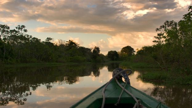 Barco em rio da Amazônia