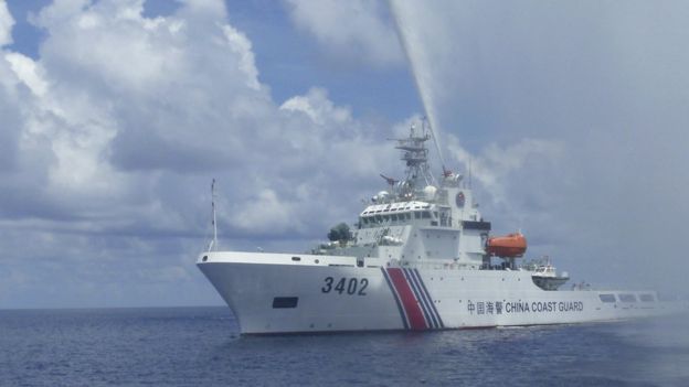 中國海警船自2012年以來一直在黃岩島驅趕菲律賓漁船