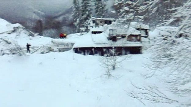 Гостиница почти полностью завалена снегом