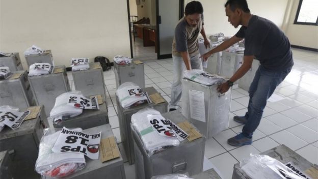 Election workers prepare for election day in Jakarta, Indonesia (14 Feb 2017)