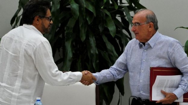 ممثل فارك إيفان ماركيز (يسارا) يصافح مفوض الحكومة أومبرتو دي لا كالي