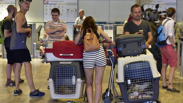 mexicanos varados en el aeropuerto de Madrid-Barajas