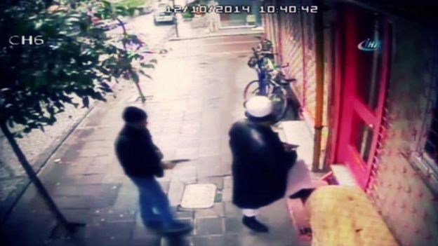 عبدالله بخاری، روحانی ازبک، جلوی در مدرسه اسلامی در استانبول، لحظاتی پیش از قتل