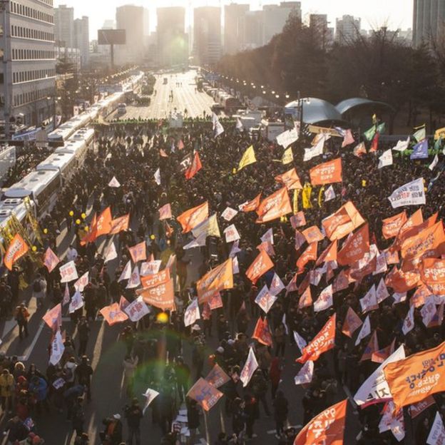 9日早上，已有千名群众，聚集在首尔汝矣岛的国会议事堂前抗议示威。