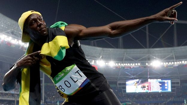 Usain Bolt celebra su medalla de oro en 100 metros
