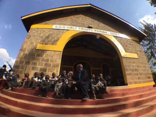 Kasisi Albert Loresha katika kanisa la ACK holy Trinity Parish Kibera