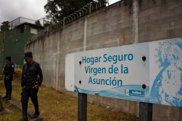 Policías custodian el Hogar Seguro Virgen de la Asunción de Guatemala el 8 de marzo