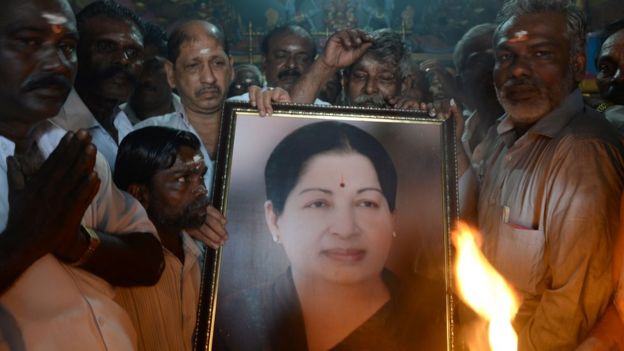 ஜெயலலிதாவிற்கு அஞ்சலி செலுத்தும் தொண்டர்கள்