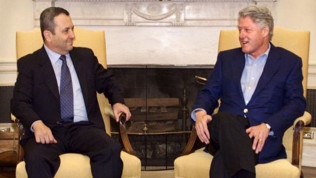 El ex primer ministro israelí Ehud Barak y el expresidente Bill Clinton