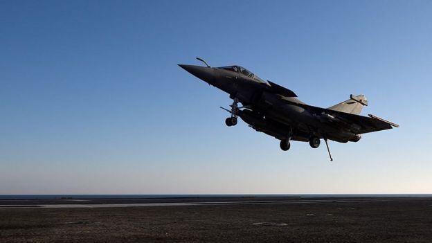 இராக்கில் ஐ.எஸ் நிலைகள் என்று கருதி தவறுதலாக நடத்தப்பட்ட தாக்குதலில் 63 பேர் பலி