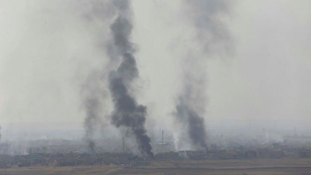 دود برخاسته از شهر بارتلا در جریان نبردهای روز سه شنبه میان داعش و نیروهای دولتی