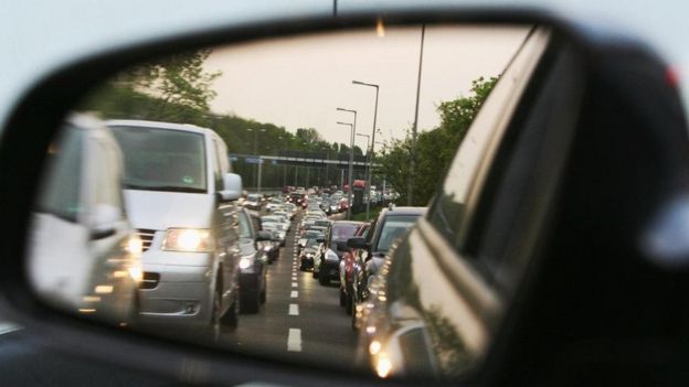 El espejo retrovisor de un auto