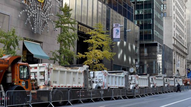 Volquetas llenas de arena húmeda se ubicaron frente a la torre Trump como una medida de seguridad.