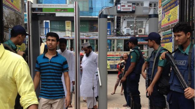 Men pass through security scanners as they enter the national mosque