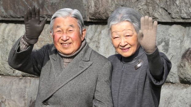 El emperador Akihito y la emperatriz Michiko saludan al público durante una caminata en Hayama, cerca de Tokio