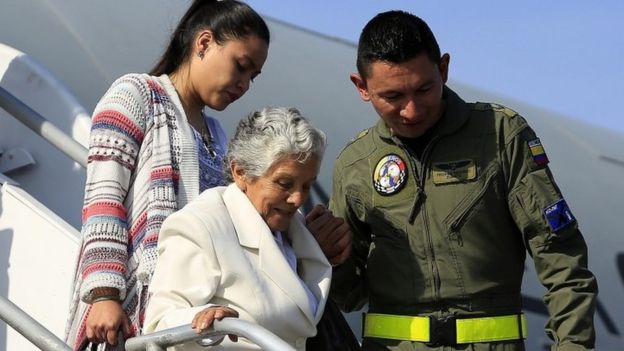 The mother of police colonel Julian Ernesto Guevara, who died while being kidnapped by the Farc, arrives in Cartagena to witness the peace deal being signed