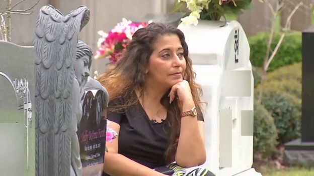 Darlene Farah en el cementerio junto a la tumba de Shelby.