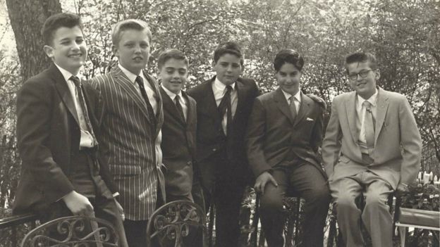 Trump (segundo à esquerda) em no Bar Mitzvah em um amigo, em 1959,