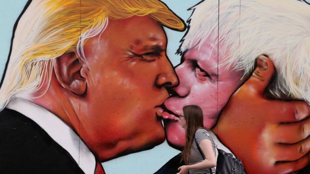 Trump besando en un mural a Boris Johnson