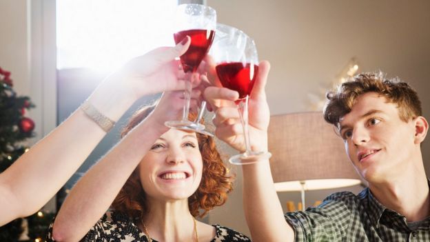 Unas personas brindando con unas copas de vino