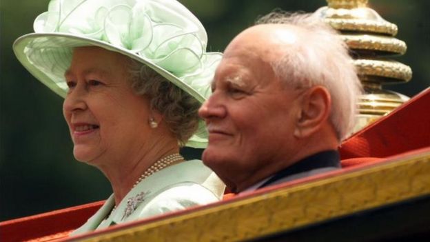 Britain's Queen Elizabeth II and the President of Hungary Arpad Goncz travel in a horse-drawn carriage upon his arrival to Windsor Castle in 1999