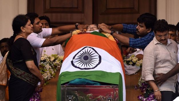 ஜெயலலிதாவின் உடலுக்கு அருகே சசிகலாவின் உறவினர்கள்