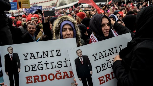 Cumhurbaşkanı Erdoğan'ın konuşması öncesinde destekçileri 'Yalnız değilsin Erdoğan' yazılı pankartlar taşıyor.