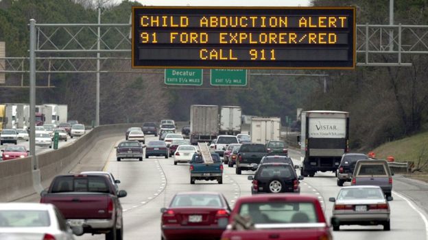 Cartel con una alerta AMBER en una autopista de Georgia, EE.UU.