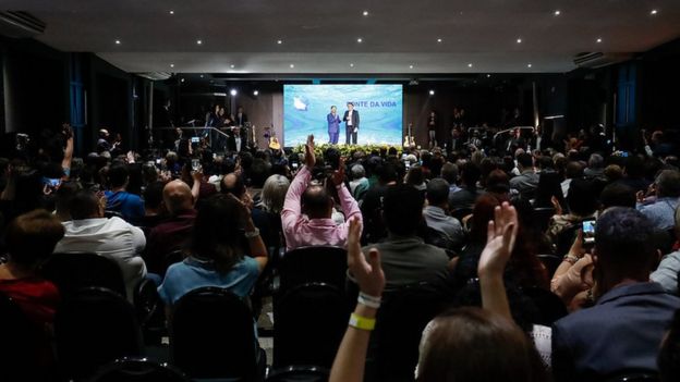 Bolsonaro durante comemoração dos 25 anos da Igreja Fonte de Vida