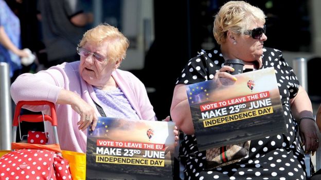 Dos mujeres mayores con carteles a favor del Brexit