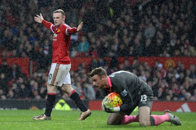 Wayne Rooney se queja durante un partido