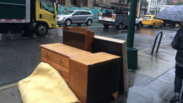 Muebles que botaron en las calles de Nueva York