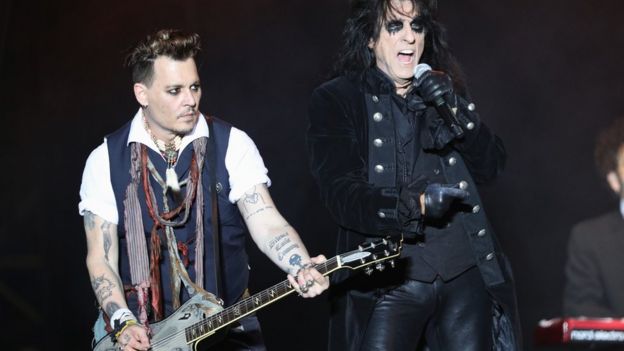 La leyenda del metal Alice Cooper junto con el actor (y también rockero) Johnny Depp.