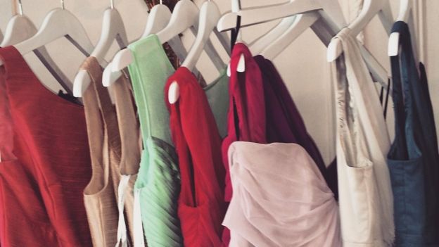 Selección de vestidos en el armario