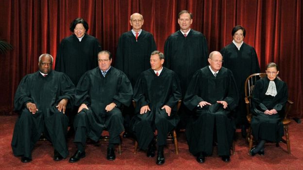 Chánh án Scalia (hàng đầu, thứ hai từ trái) là một trong năm người theo quan đểm bảo thủ ở Tòa Tối cao